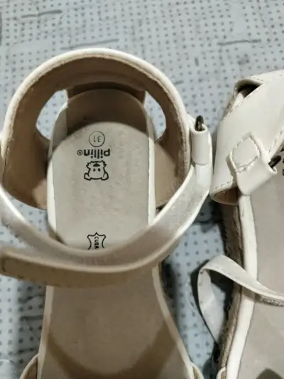 Sandalias blancas con flores - miniatura 3