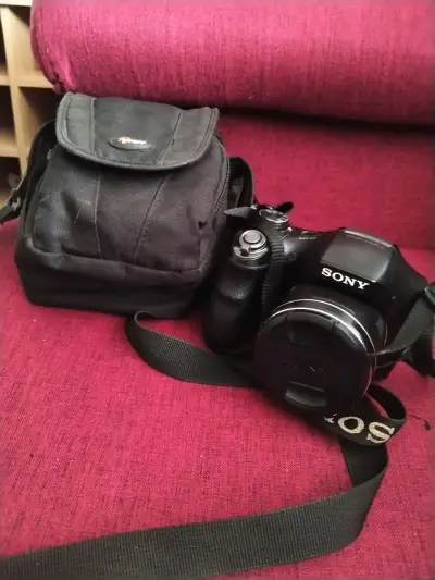Cámara Sony con estuche - miniatura 1