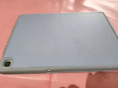 Tablet con funda protectora - miniatura 2