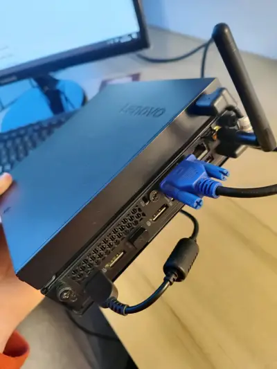 Mini PC Lenovo ThinkCentre (color negro) - miniatura 2