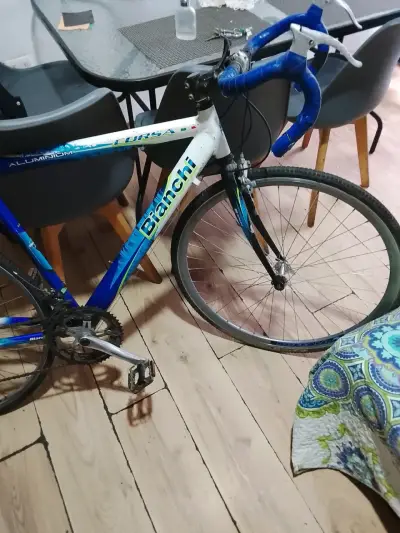 Bicicleta de carretera Bianchi azul - miniatura 1