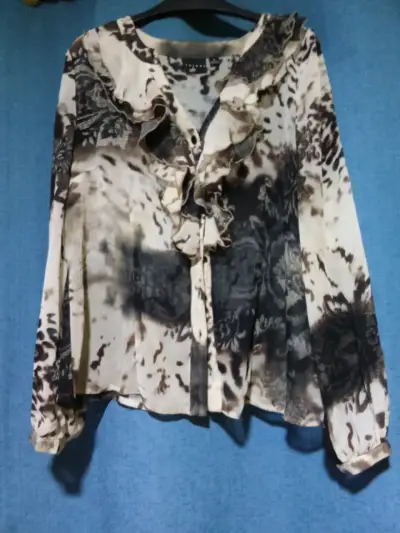 Blusa estampada con volantes - miniatura 1