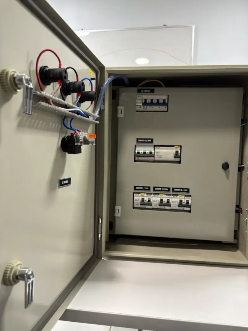 Tablero de conexión eléctrica 380/220V - 2