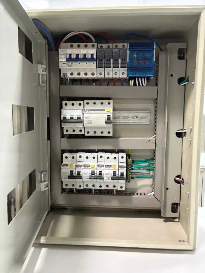 Tablero de conexión eléctrica 380/220V - 3