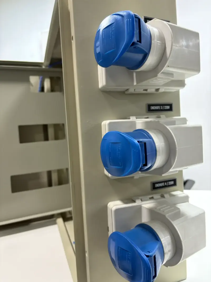 Tablero de conexión eléctrica 380/220V - 4
