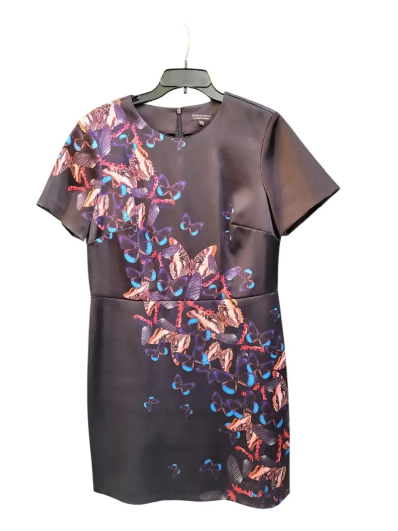 Vestido negro con estampado de mariposas