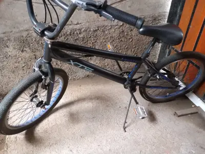 Bicicleta BMX negra - miniatura 1