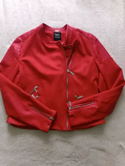 Chaqueta roja estilo motociclista - miniatura 1