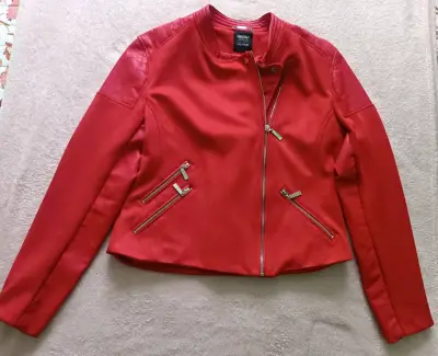 Chaqueta roja estilo motociclista - miniatura 2