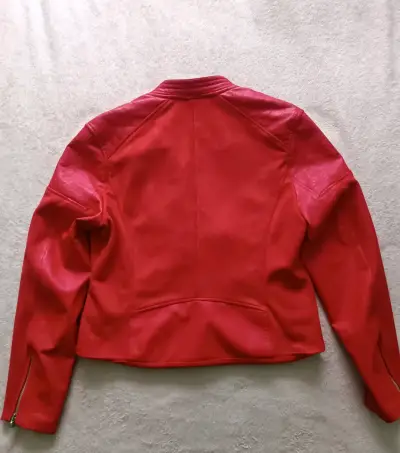 Chaqueta roja estilo motociclista - miniatura 3