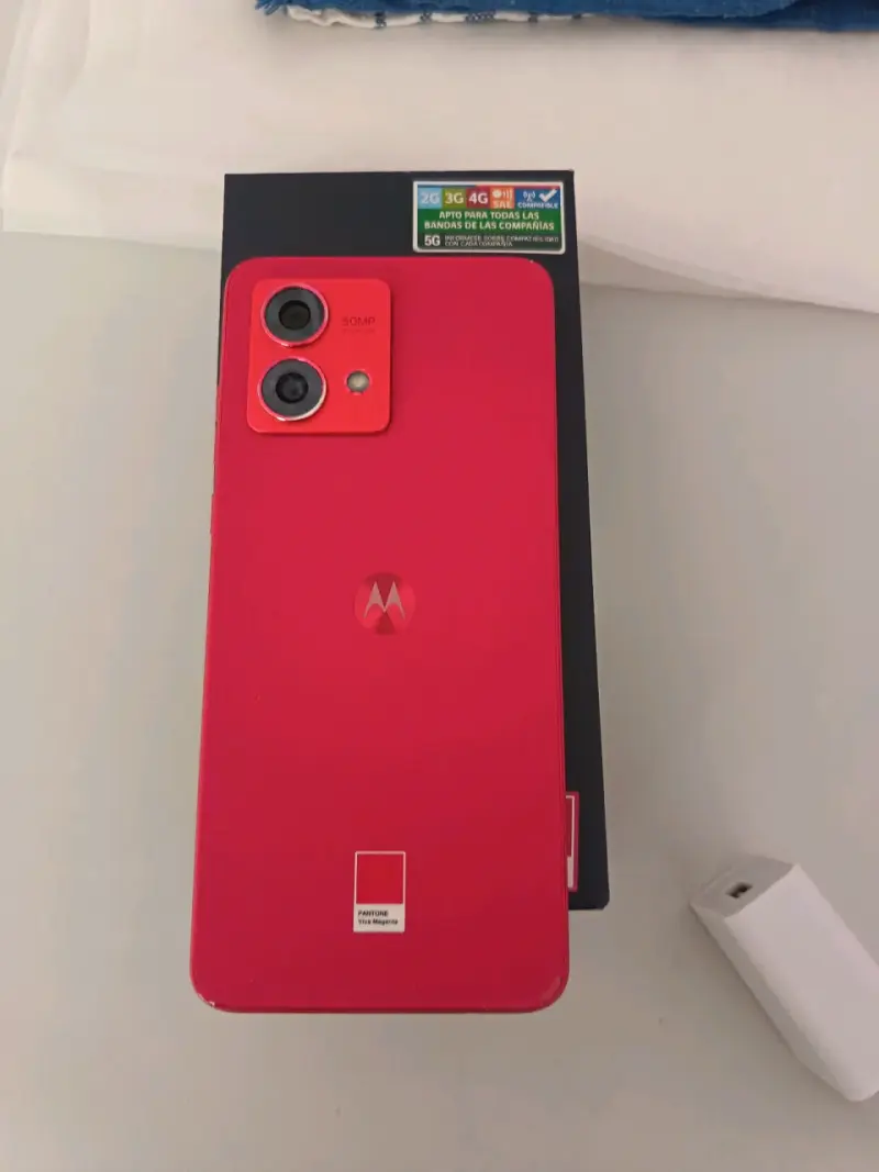 Smartphone Motorola rojo - 1