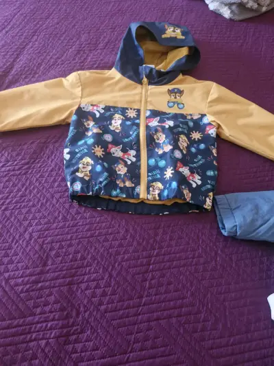 Chaqueta infantil con capucha estampada - miniatura 1