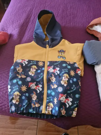 Chaqueta infantil con capucha estampada - miniatura 2
