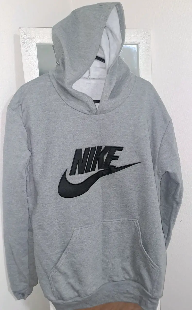 Polerón gris con capucha Nike