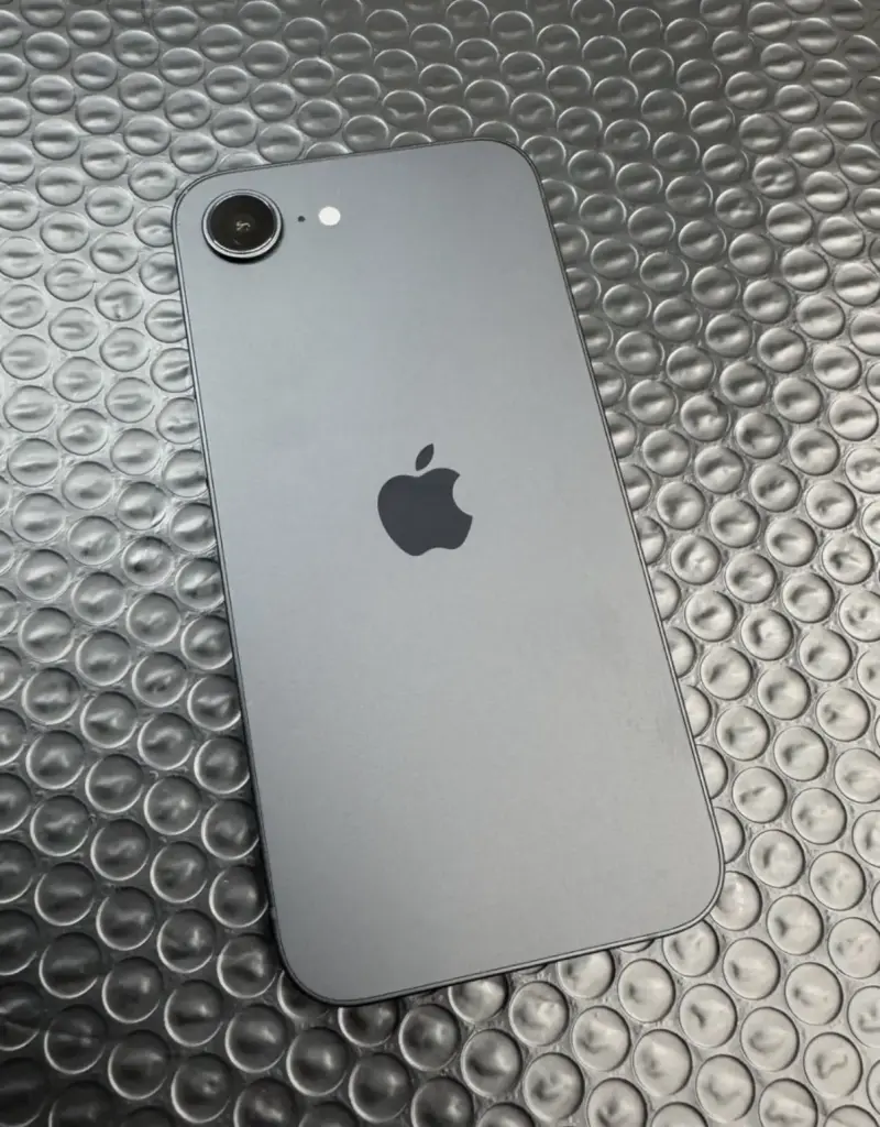 iPhone 16e en Excelente estado - 1