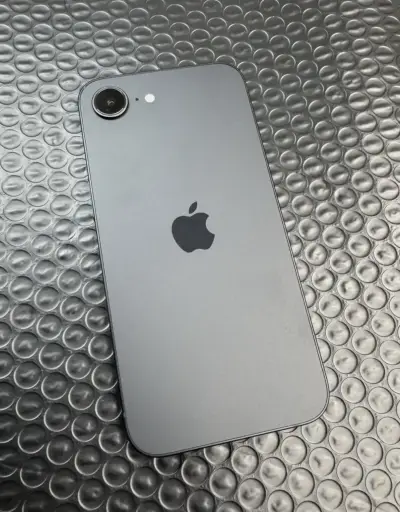 iPhone 16e en Excelente estado - miniatura 1