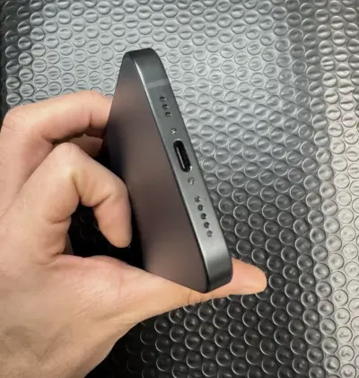 iPhone 16e en Excelente estado - miniatura 4