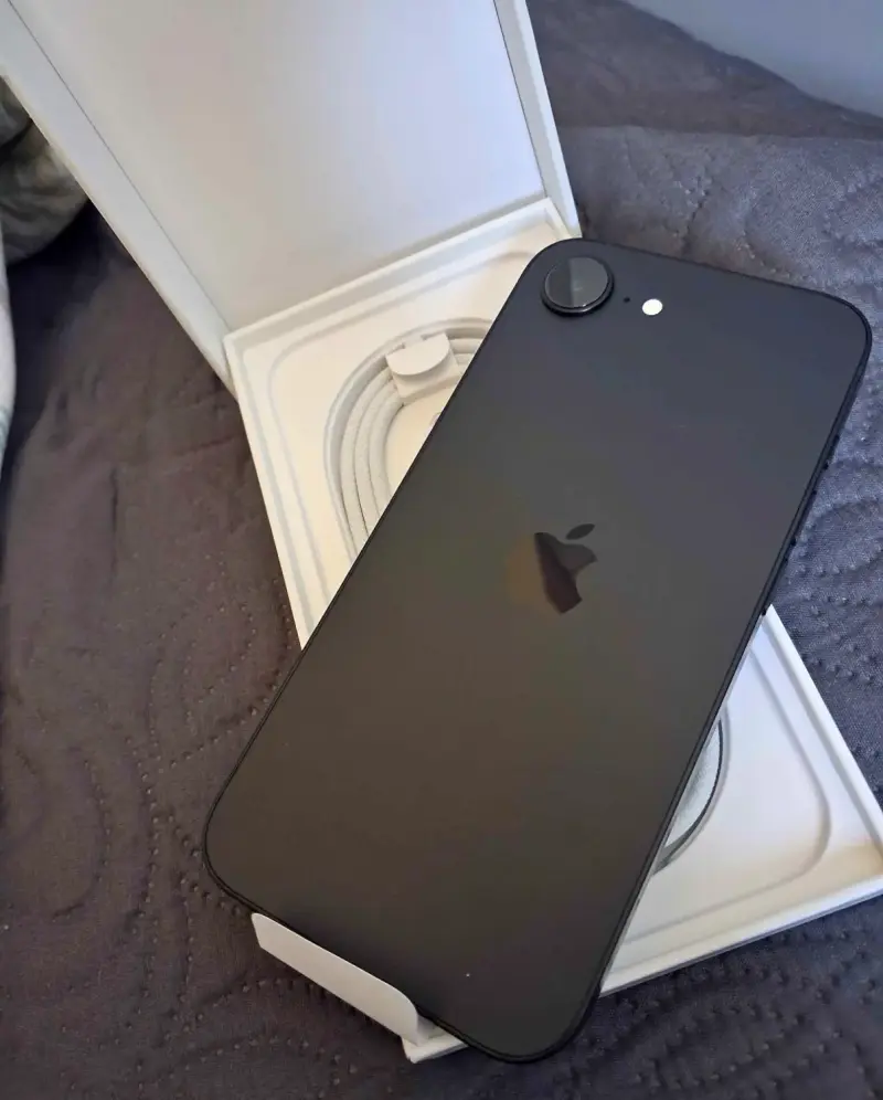 iPhone 16e en Excelente estado - 5
