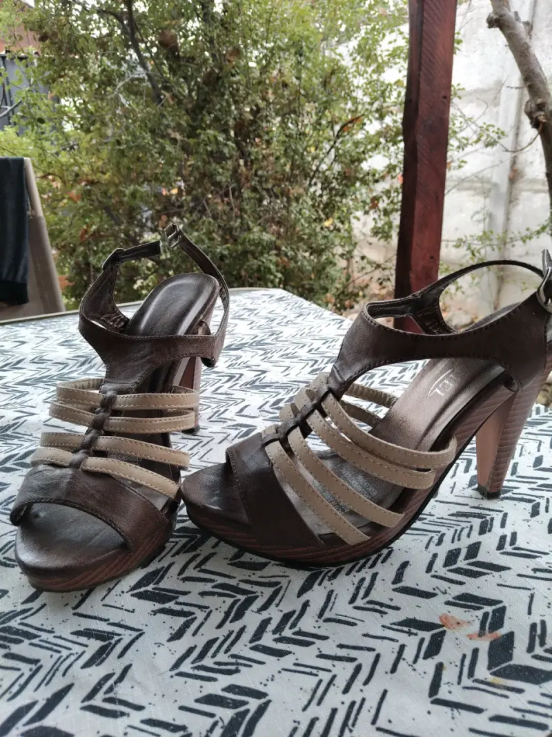 Sandalias de tacón marrones