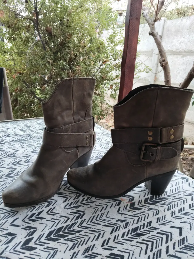 Botines de cuero marrón con tacón