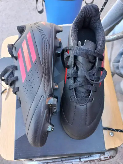 Botines de fútbol negros y rojos - miniatura 1