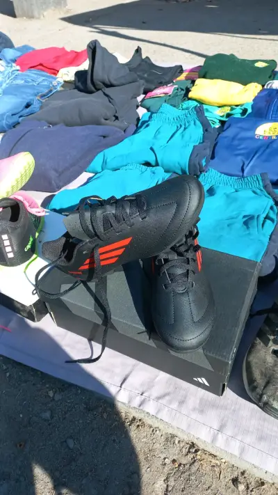 Botines de fútbol negros y rojos - miniatura 3