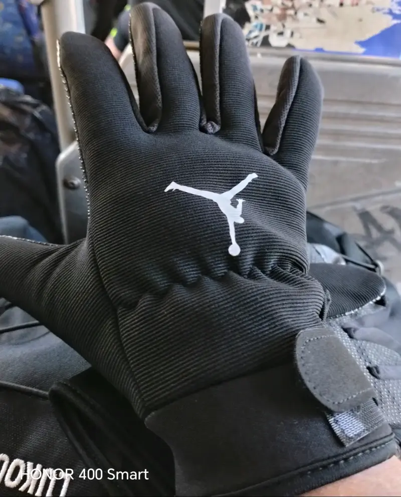 Guantes negros deportivos - 1