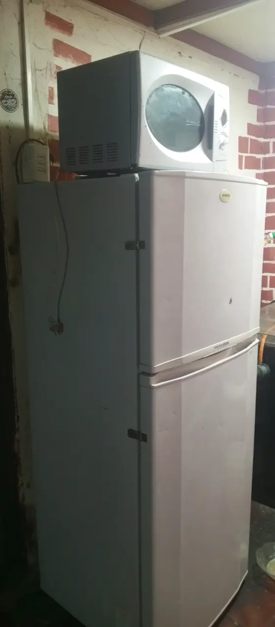 Refrigerador Samsung blanco y micro ondas - 8