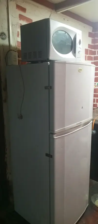Refrigerador Samsung blanco y micro ondas - miniatura 8