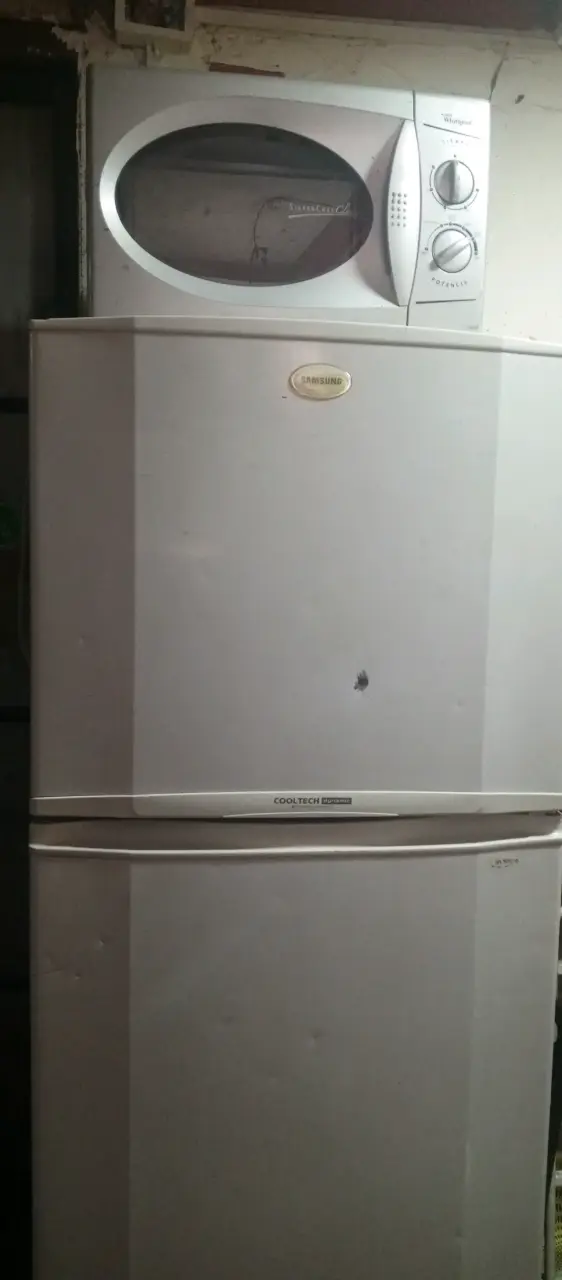 Refrigerador Samsung blanco y micro ondas - 9