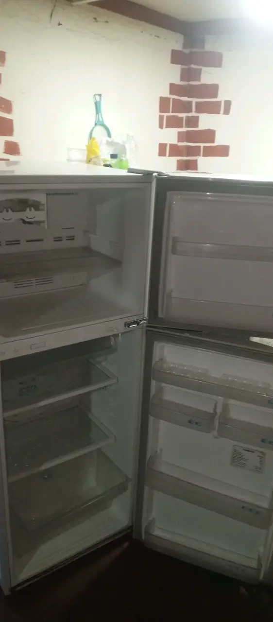 Refrigerador Samsung blanco y micro ondas - 10