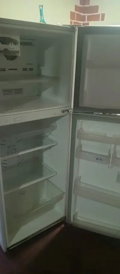 Refrigerador Samsung blanco y micro ondas - miniatura 11
