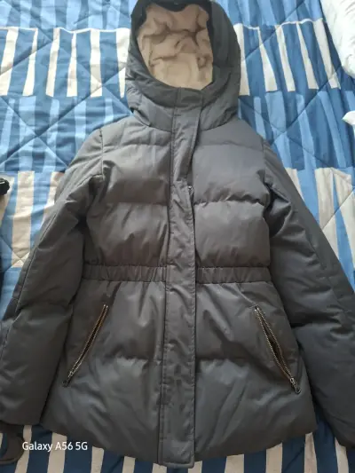 Chaqueta acolchada gris con capucha - miniatura 1