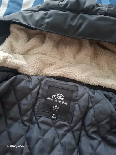 Chaqueta acolchada gris con capucha - miniatura 2