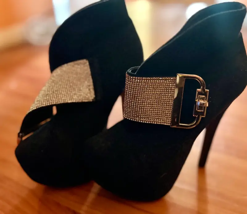 Botines negros con detalles brillantes