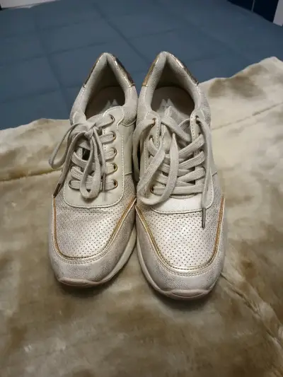 Zapatillas deportivas beige con detalles dorados - miniatura 1