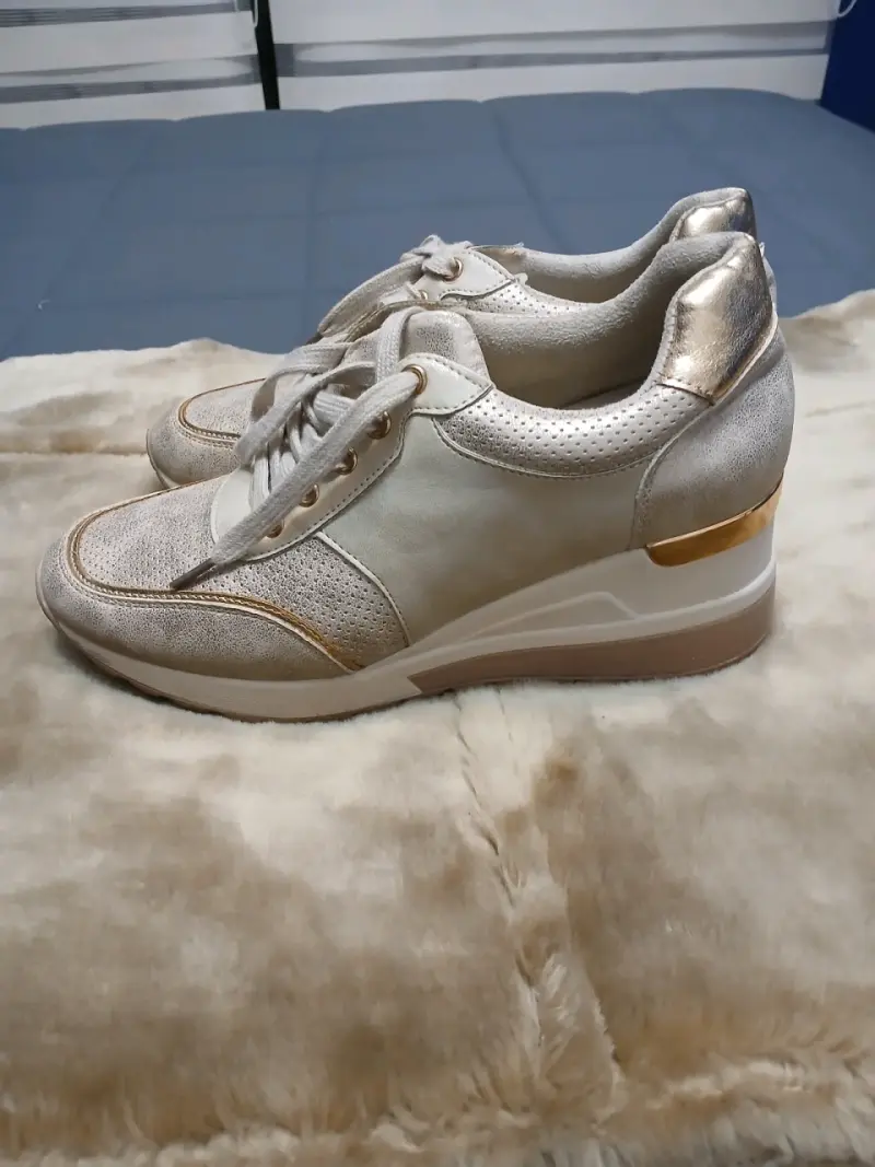 Zapatillas deportivas beige con detalles dorados - 2