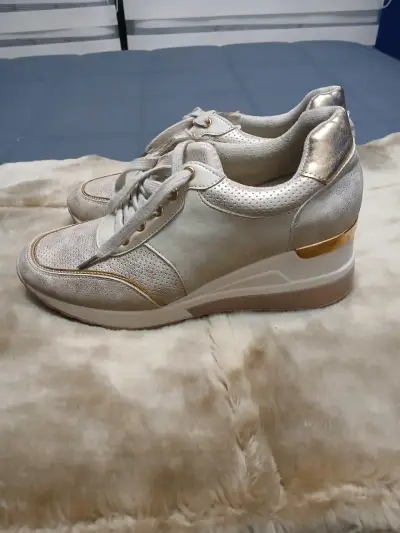 Zapatillas deportivas beige con detalles dorados - miniatura 2