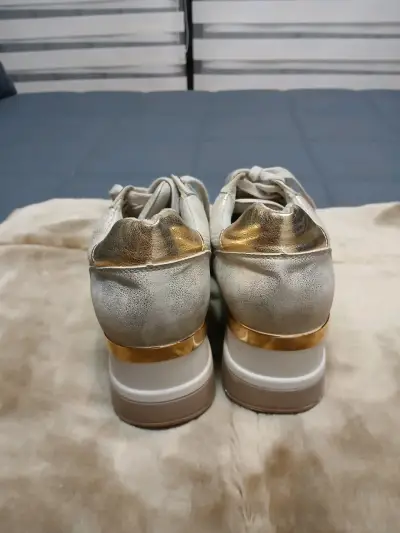 Zapatillas deportivas beige con detalles dorados - miniatura 3