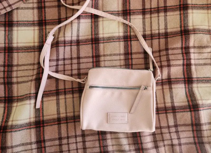 Cartera rosa pastel con cierre