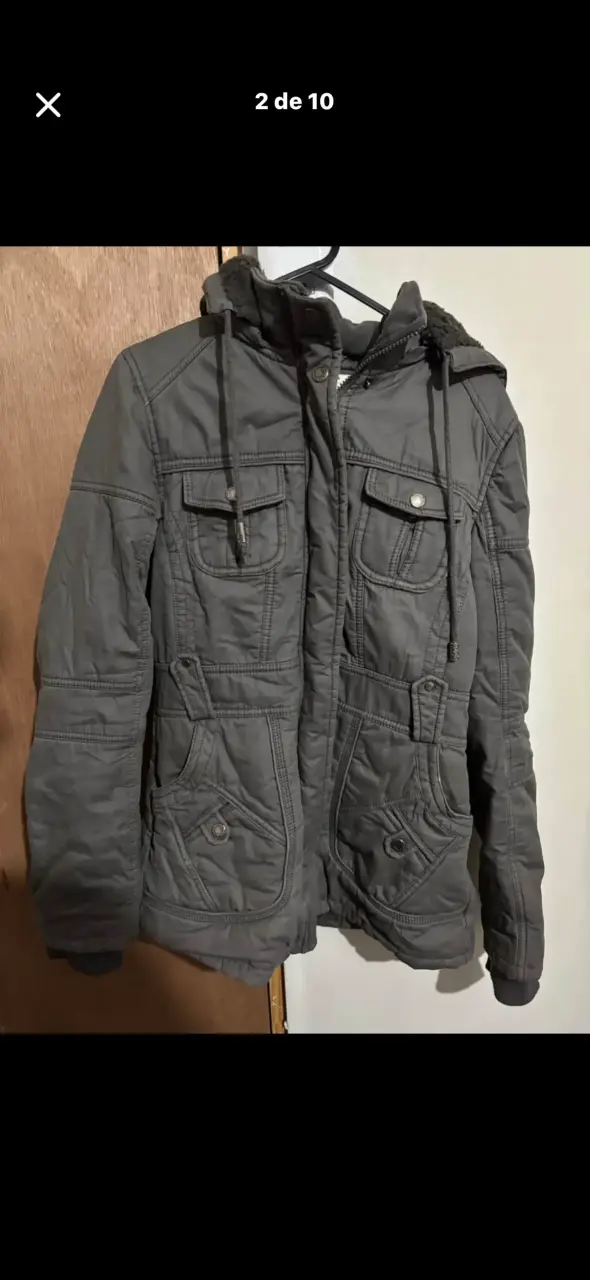 Parka gris con capucha