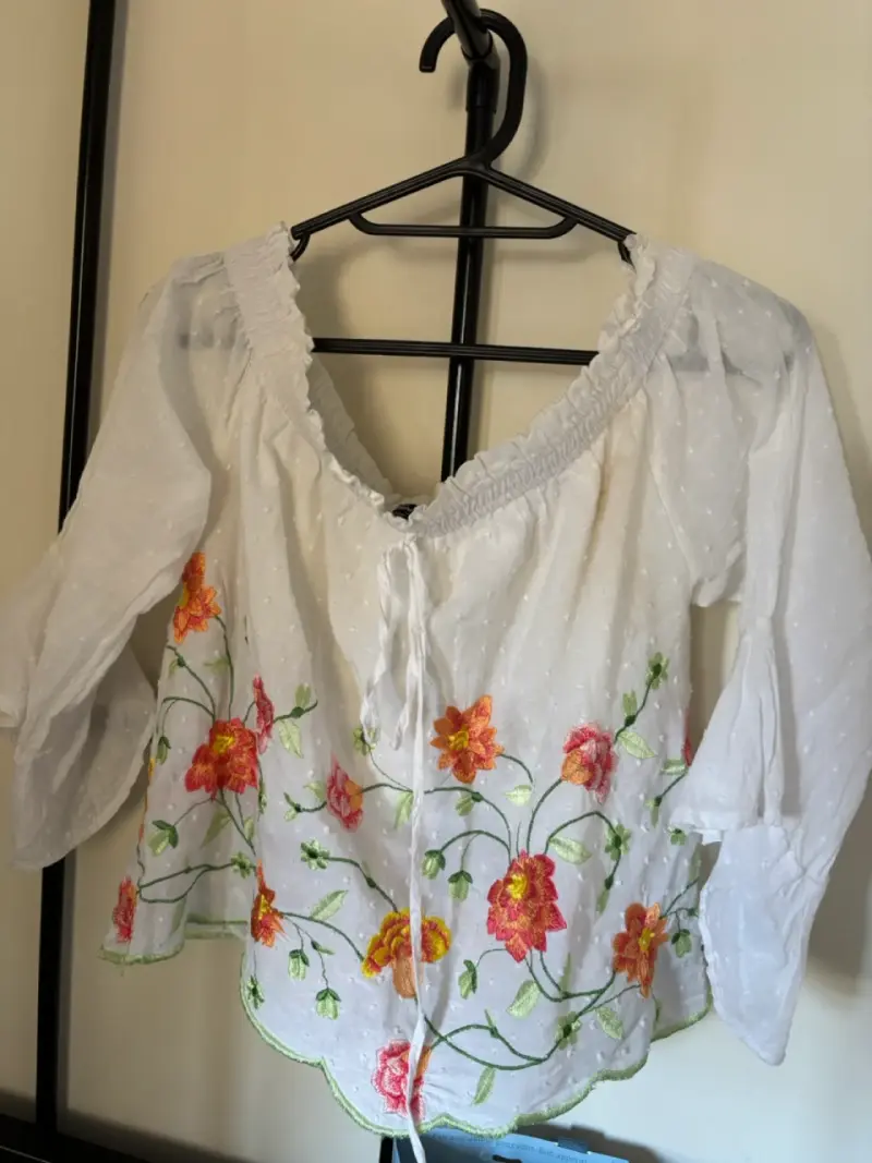Blusa blanca bordada flores