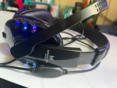 Auriculares gaming con luces RGB - miniatura 2