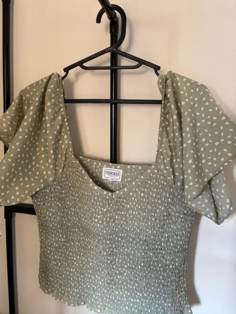 Blusa verde con puntos Cherokee