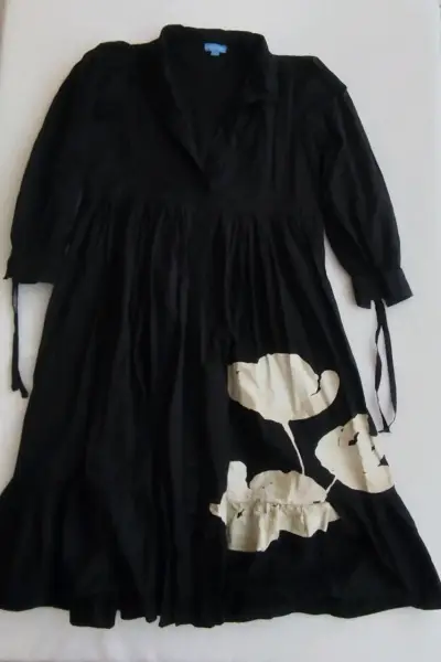 Vestido negro con flores - miniatura 1