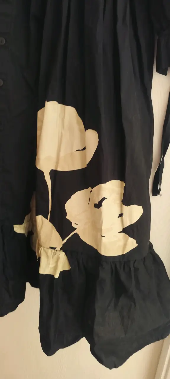 Vestido negro con flores - 5