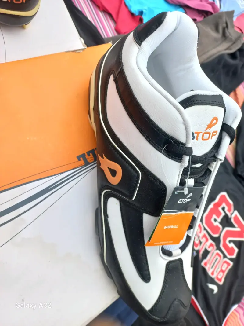 Zapatos deportivos Btop blanco y negro - 1
