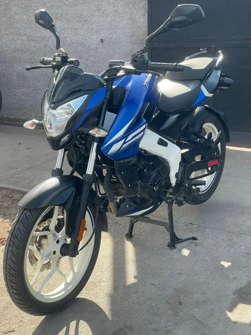 Moto deportiva azul y negra - 1