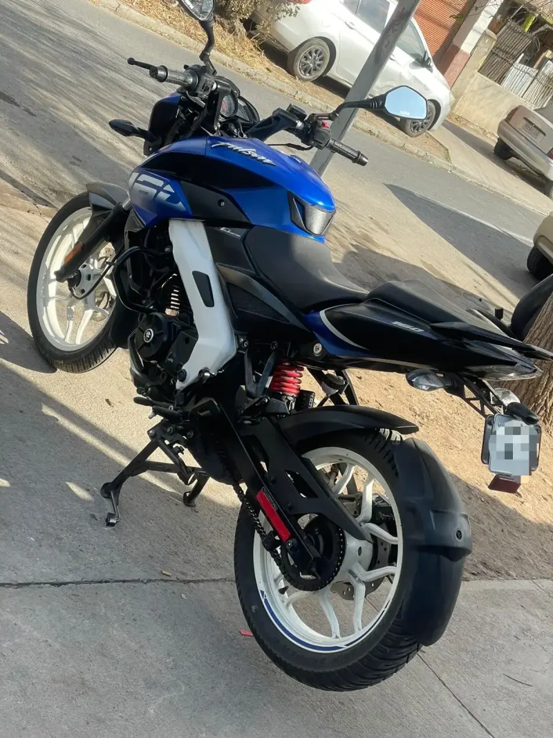 Moto deportiva azul y negra - 2
