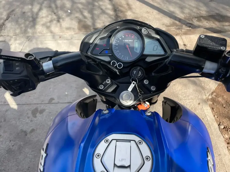 Moto deportiva azul y negra - 3